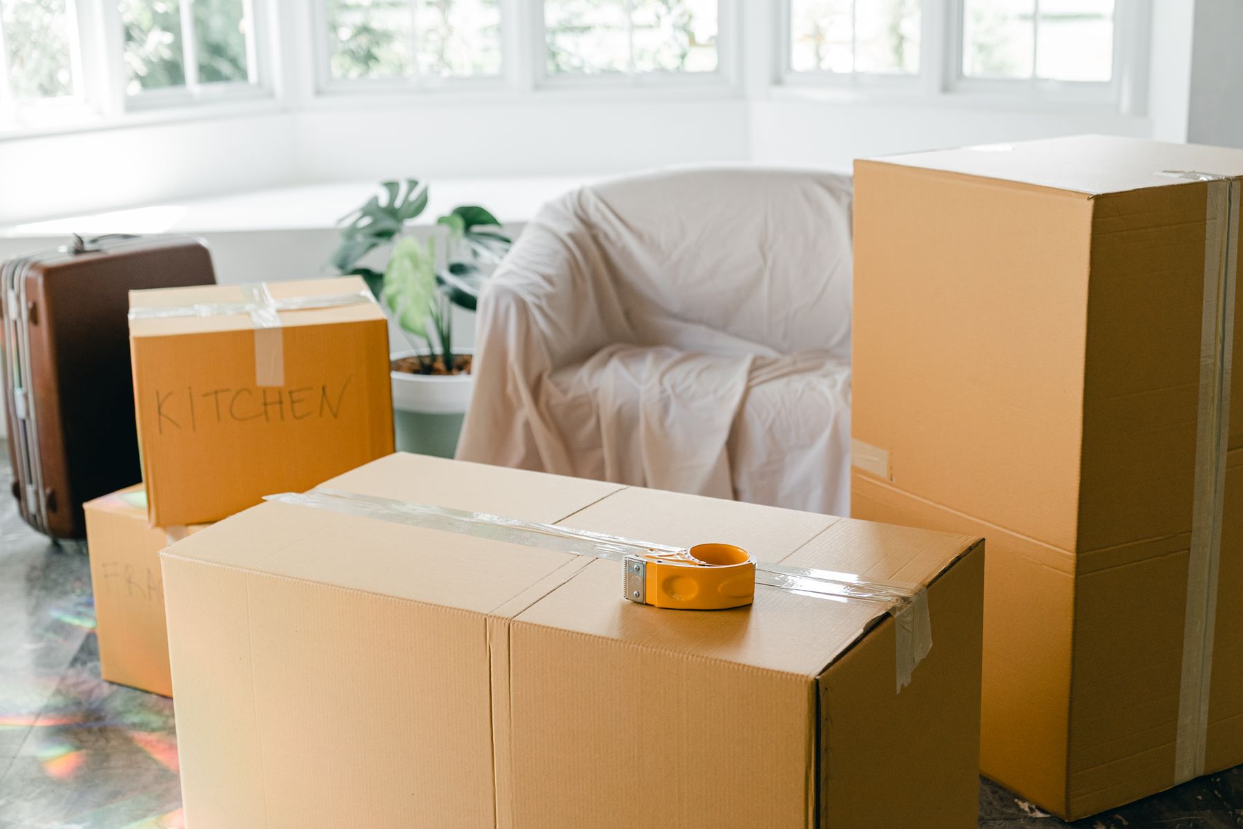 Umzugskartons in einer hellen Wohnung vor dem Ein- oder Auszug